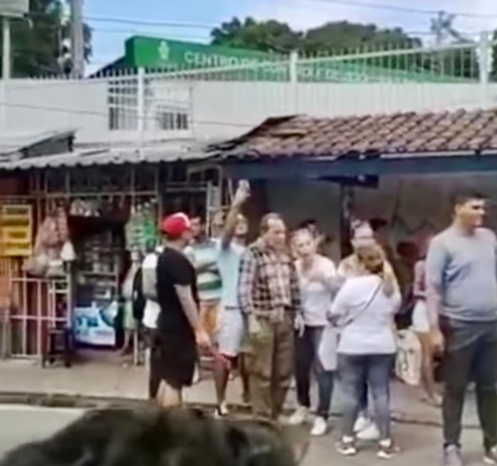 Eron Bezerra e Vanessa Grazziotin são hostilizados durante ato na zona Oeste de Manaus