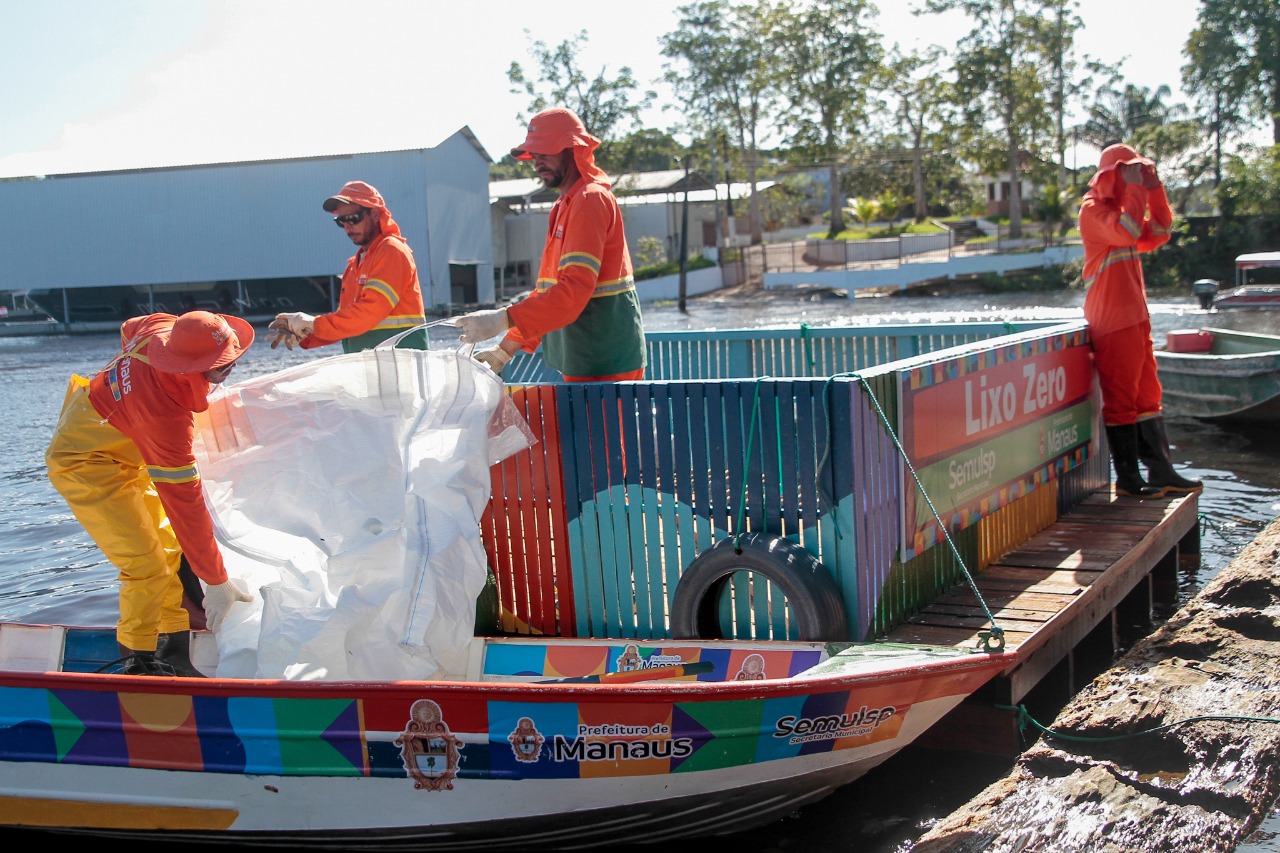 Prefeitura entrega coletor flutuante para ajudar no combate à poluição em Manaus