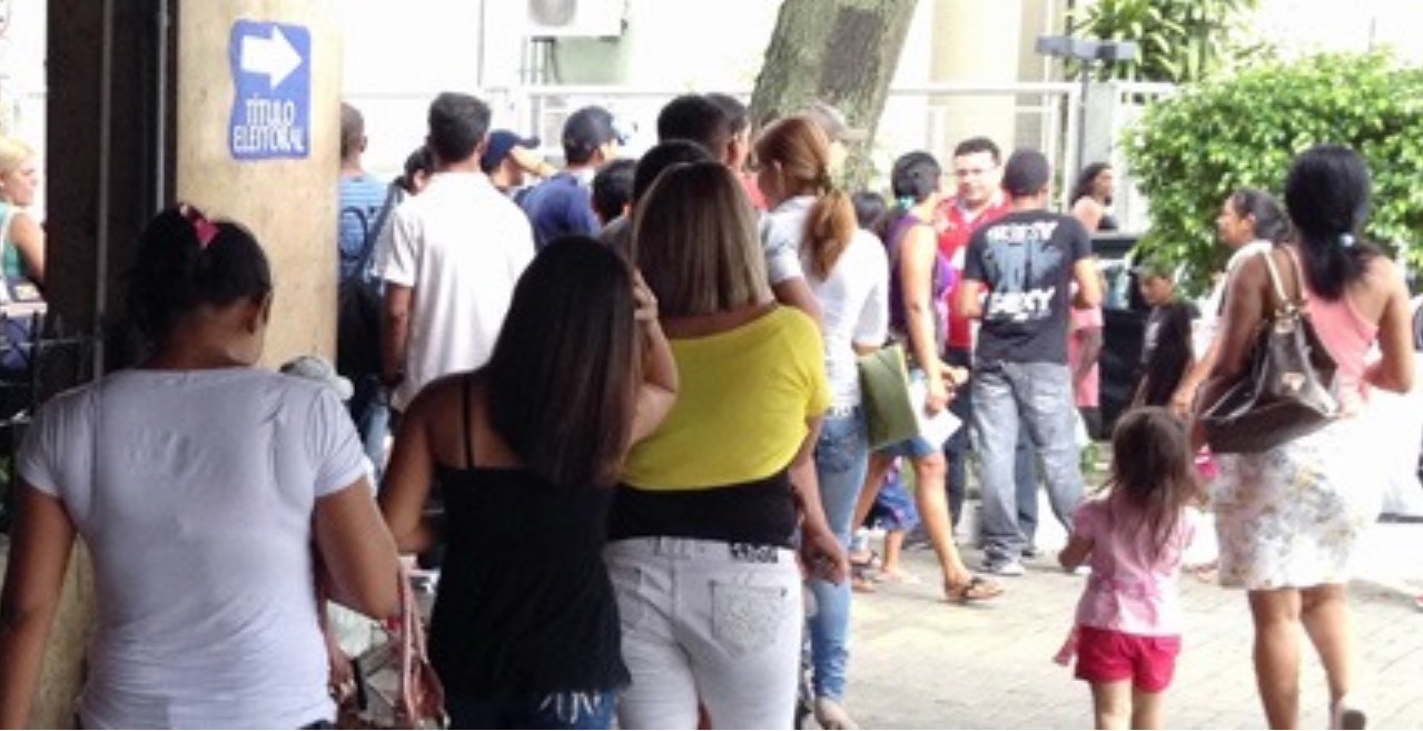 TRE-AM tem filas gigantes para emissão de título em Manaus; horário foi ampliado