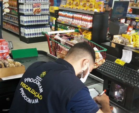 Mais de uma tonelada de produtos vencidos são apreendidos em supermercado de Manaus