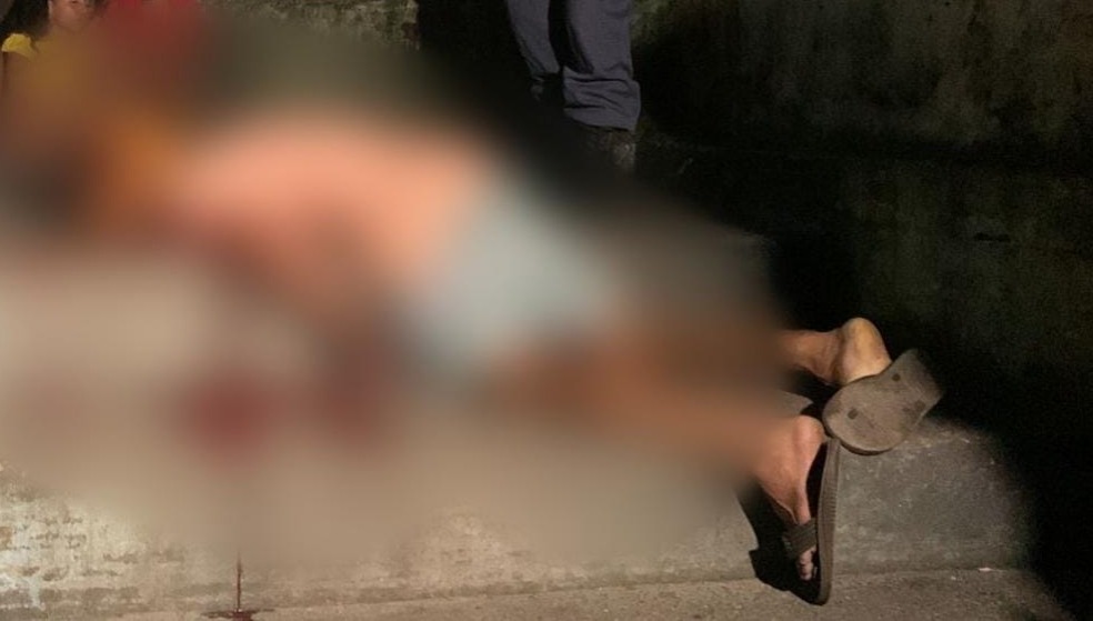 Homem cai morto em escada ao ser baleado por criminosos durante perseguição em Manaus