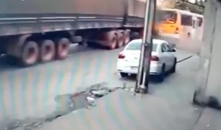 Vídeo mostra acidente entre ônibus, caminhão e carreta que deixou 18 feridos em Manaus