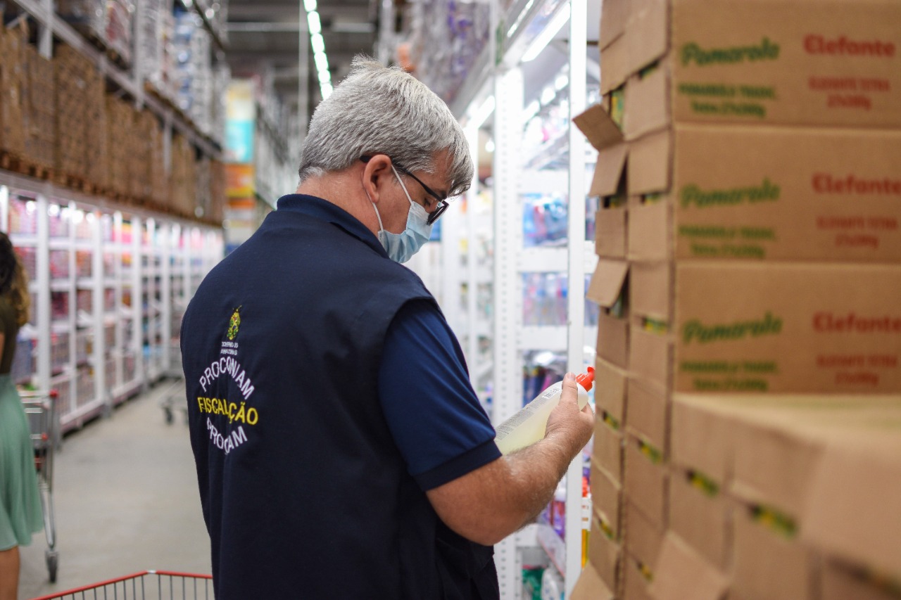 Supermercado é autuado por venda de alimentos em condições inadequadas em Manaus