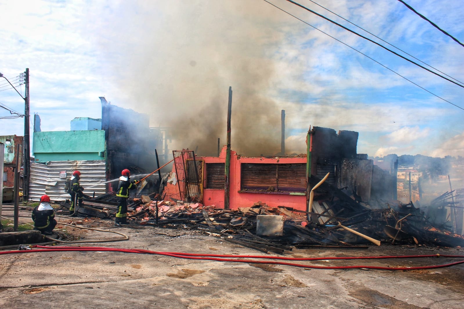 Oito casas são destruídas após incêndio na Raiz, em Manaus; vídeo