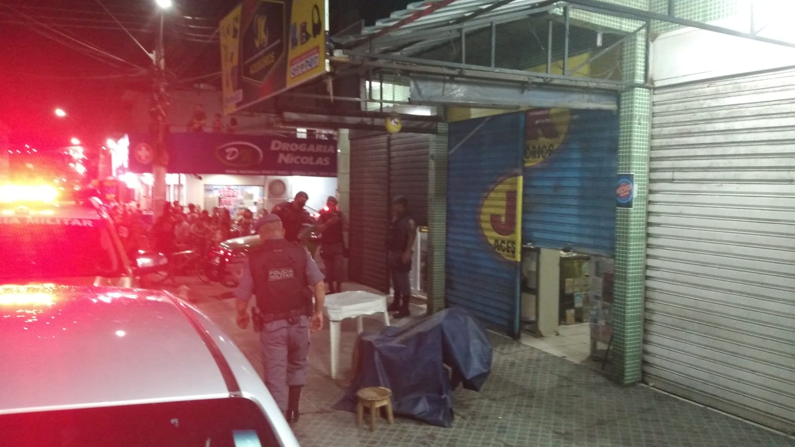 Empresário é assassinado sentado em cadeira na frente de loja em Manaus