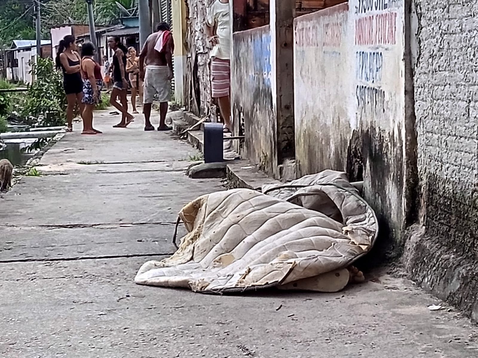 Homem é executado a tiros após tentar fugir de criminosos em rip-rap de Manaus