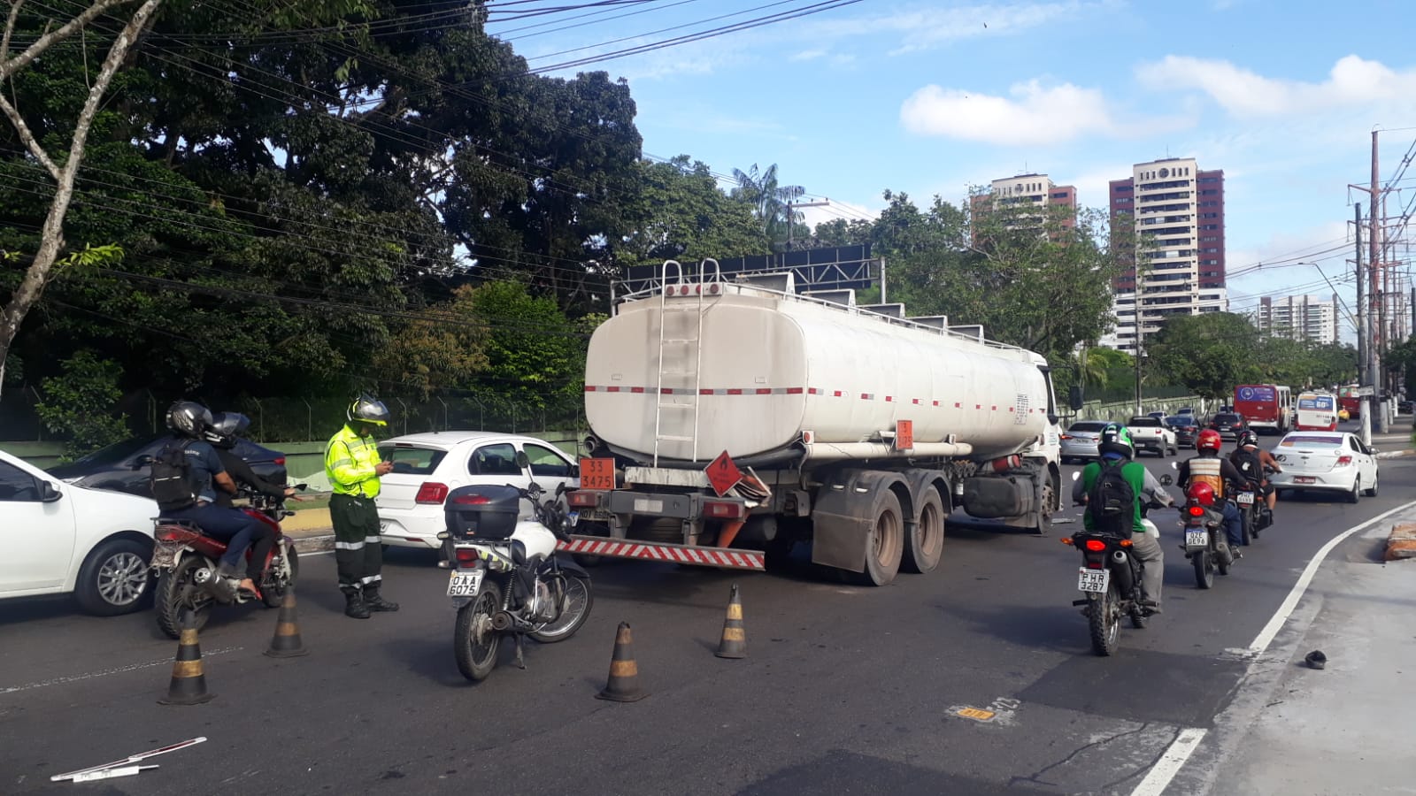 Acidente com caminhão de combustíveis deixa trânsito caótico em avenida de Manaus