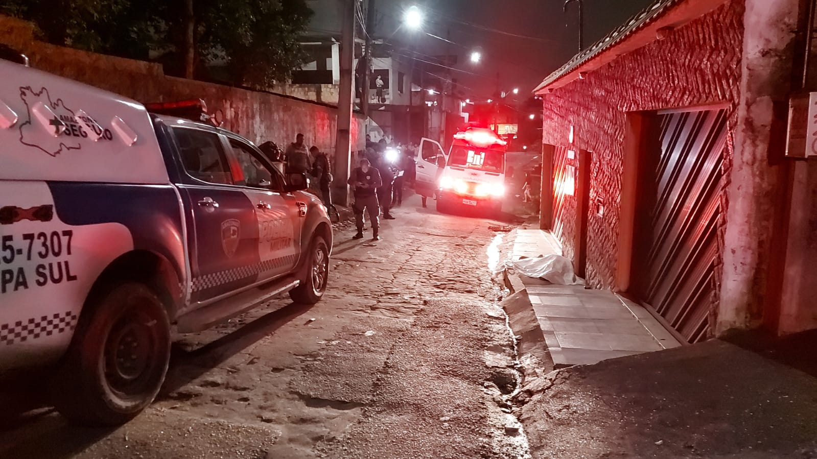Moradores escutam barulhos e encontram homem crivado de balas em calçada de Manaus
