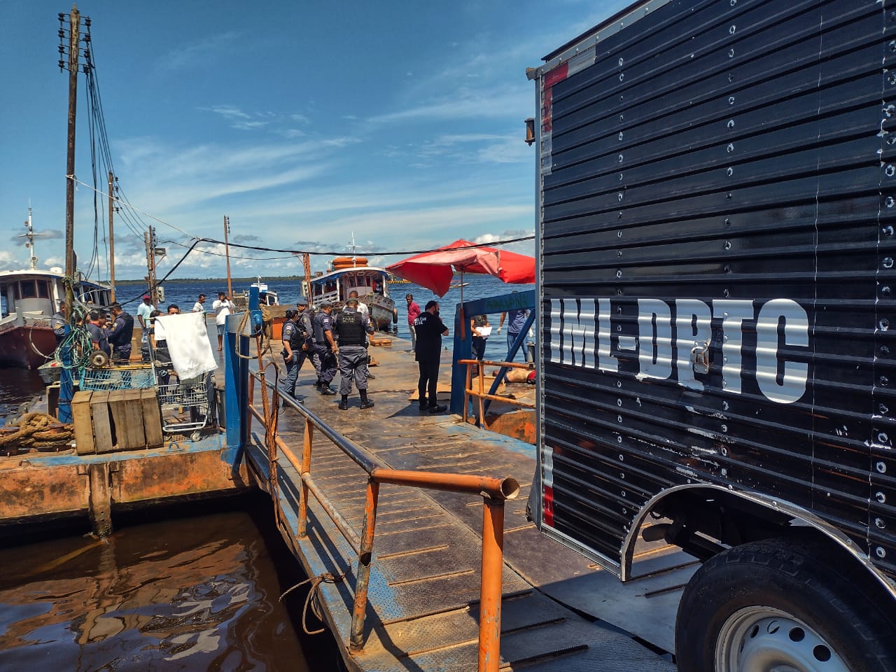 Cadáver repleto de candirus é encontrado boiando na Feira Manaus Moderna