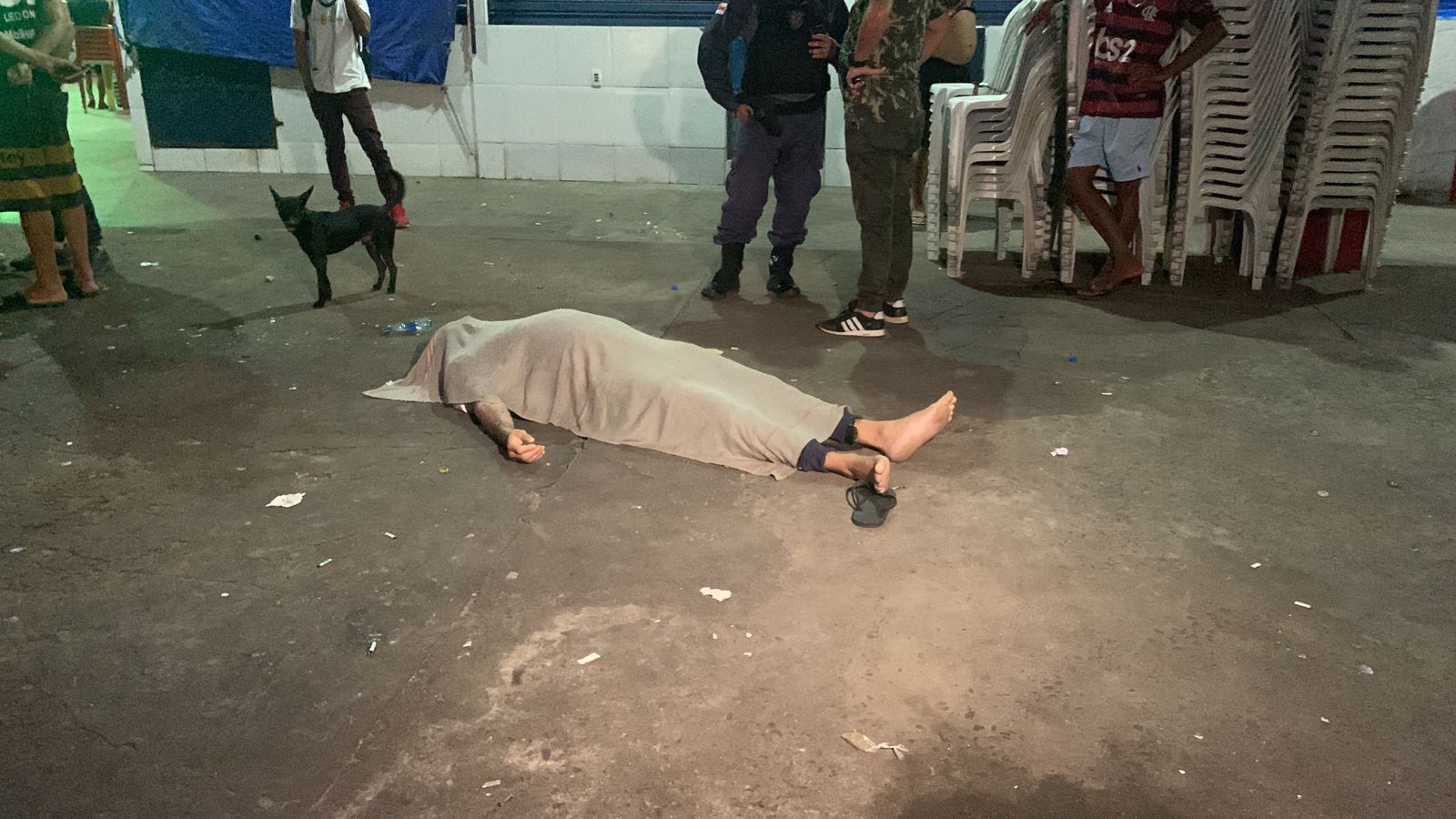 Homem tenta correr de assassinos, mas é morto a tiros em feira de Manaus