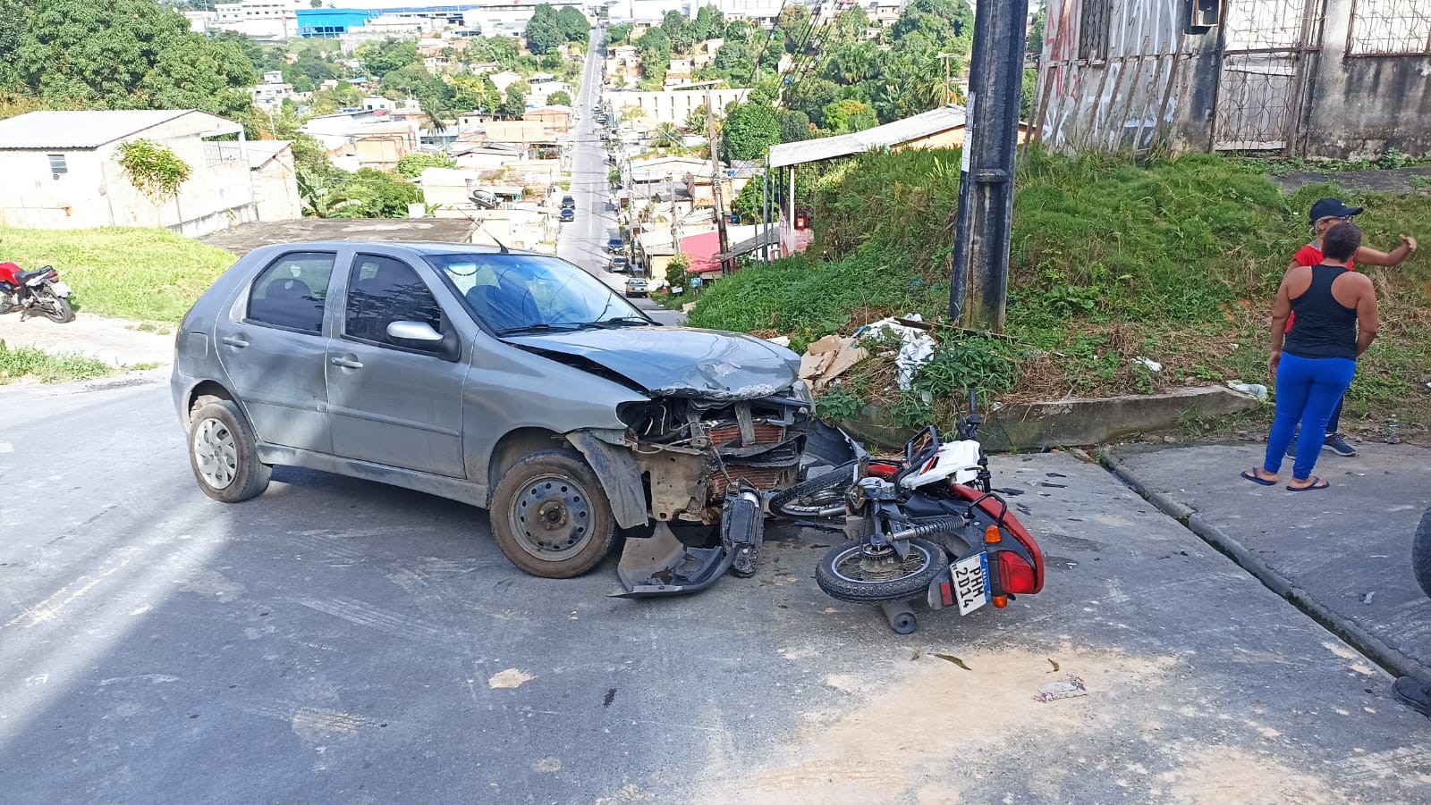 Acidente entre carro e motocicleta deixa homem ferido em Manaus