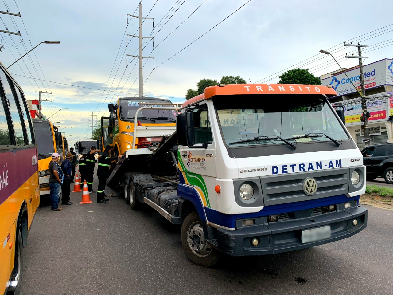 Micro-ônibus alternativos são removidos e 44 motoristas autuados pelo Detran-AM