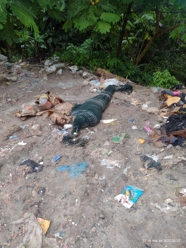 Enrolado em rede, corpo de homem é encontrado em lixeira a céu aberto em Manaus