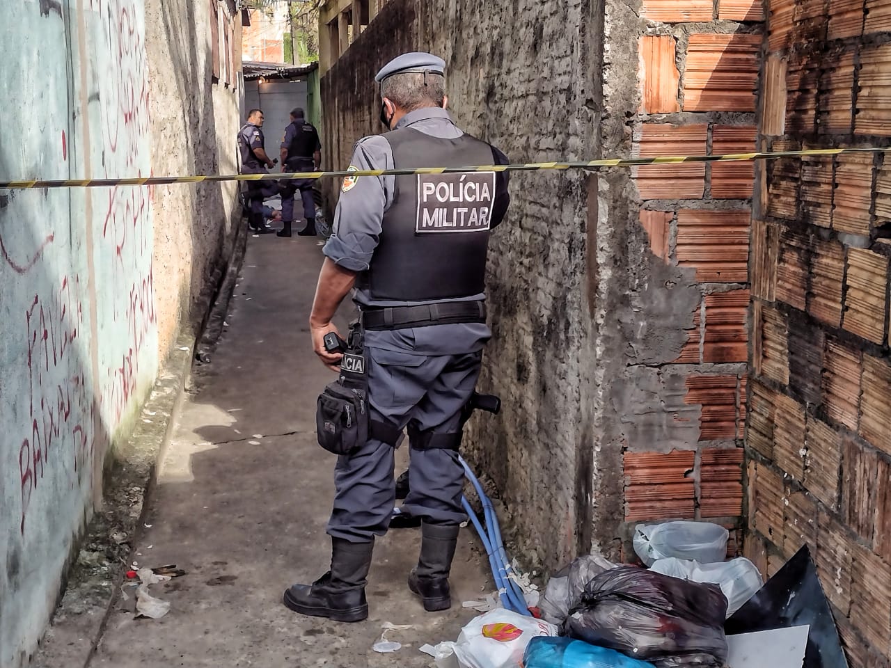 Dupla morre e cachorro é baleado durante ataque em beco de Manaus