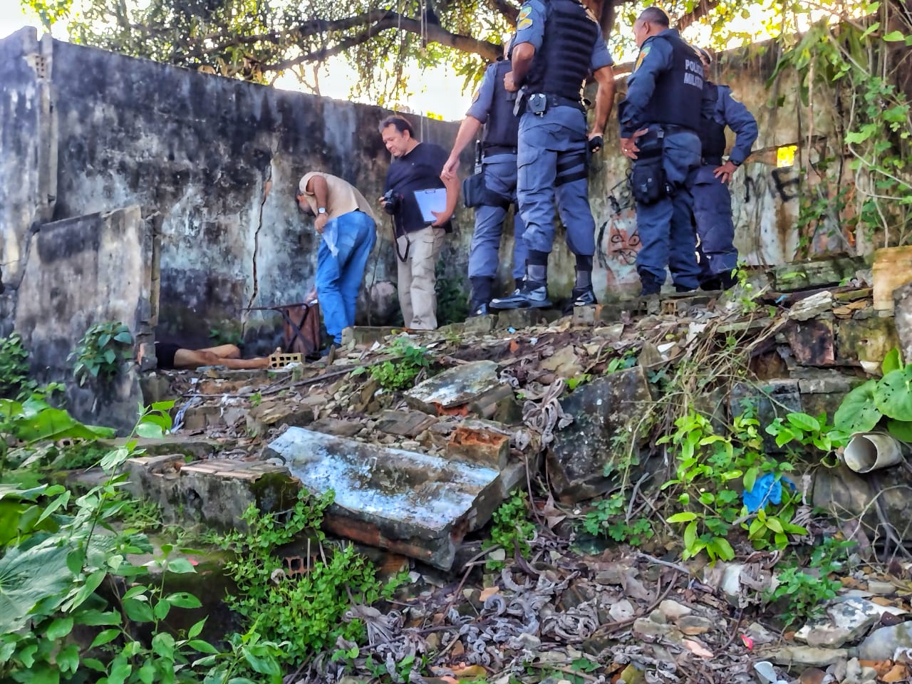 Homem é executado com 15 tiros em terreno abandonado em Manaus 