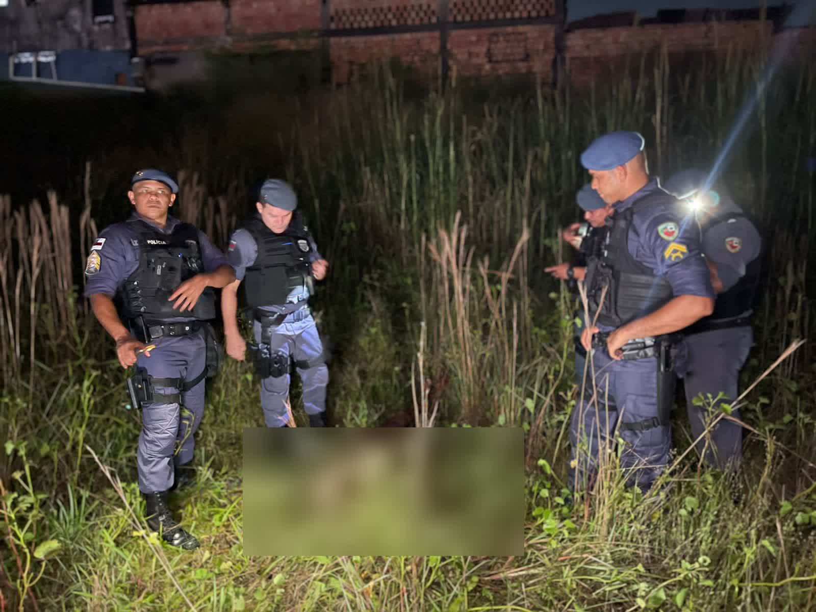 Lavado de sangue, homem é encontrado agonizando em terreno baldio de Manaus