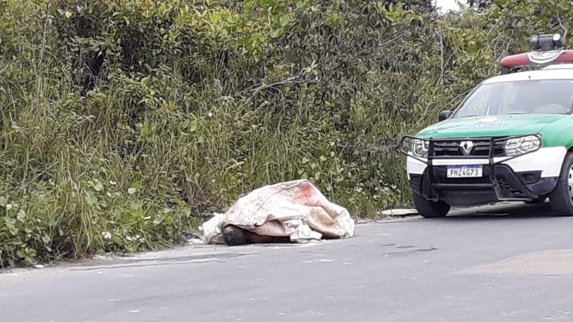 Homem é executado e jogado em lixeira a céu aberto em Manaus