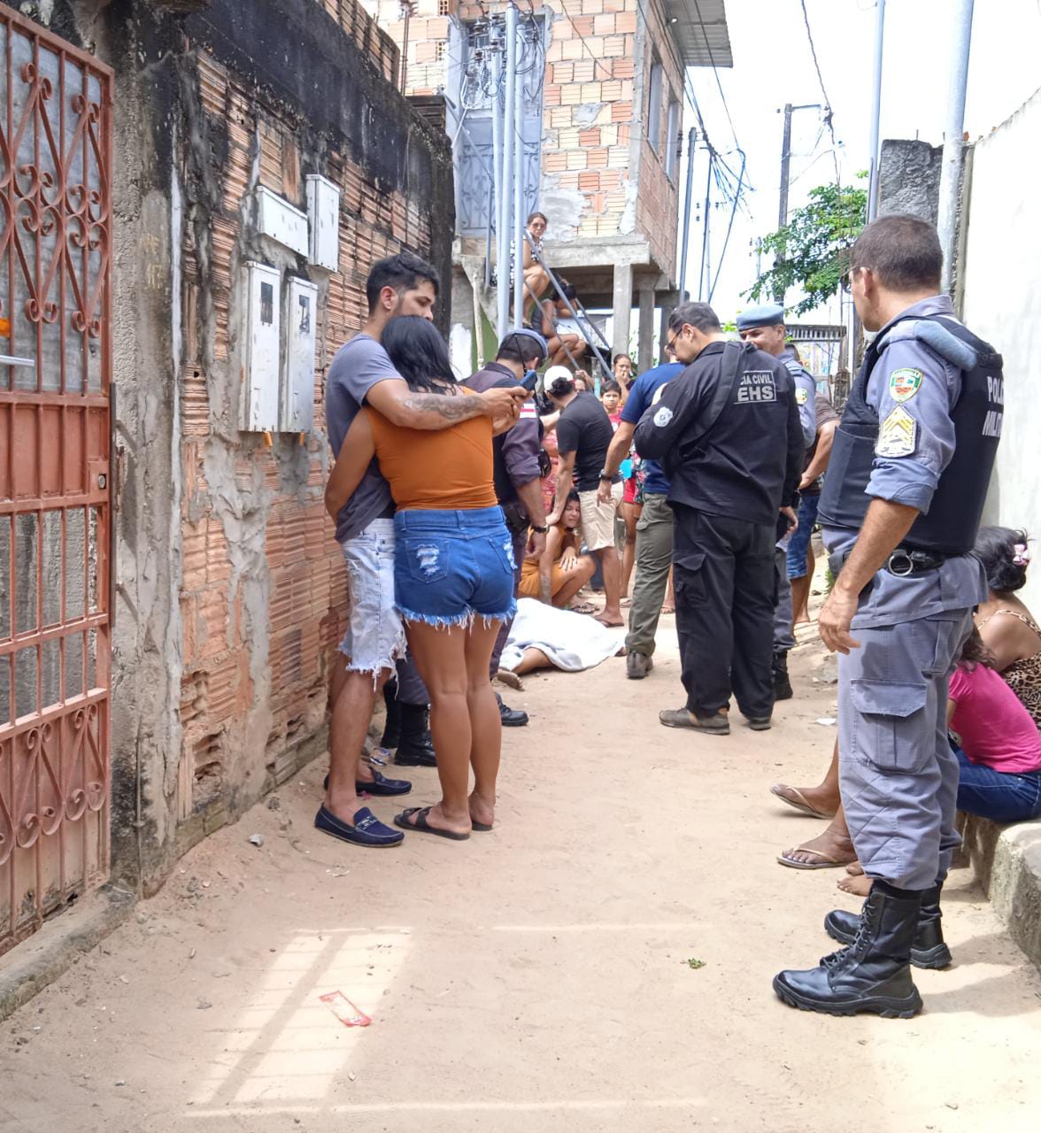 Ajudante de pedreiro é morto a tiros em beco no Petrópolis