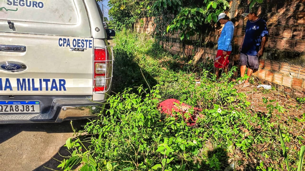 Homem achado morto atrás de escola em Manaus pode ter sido estrangulado