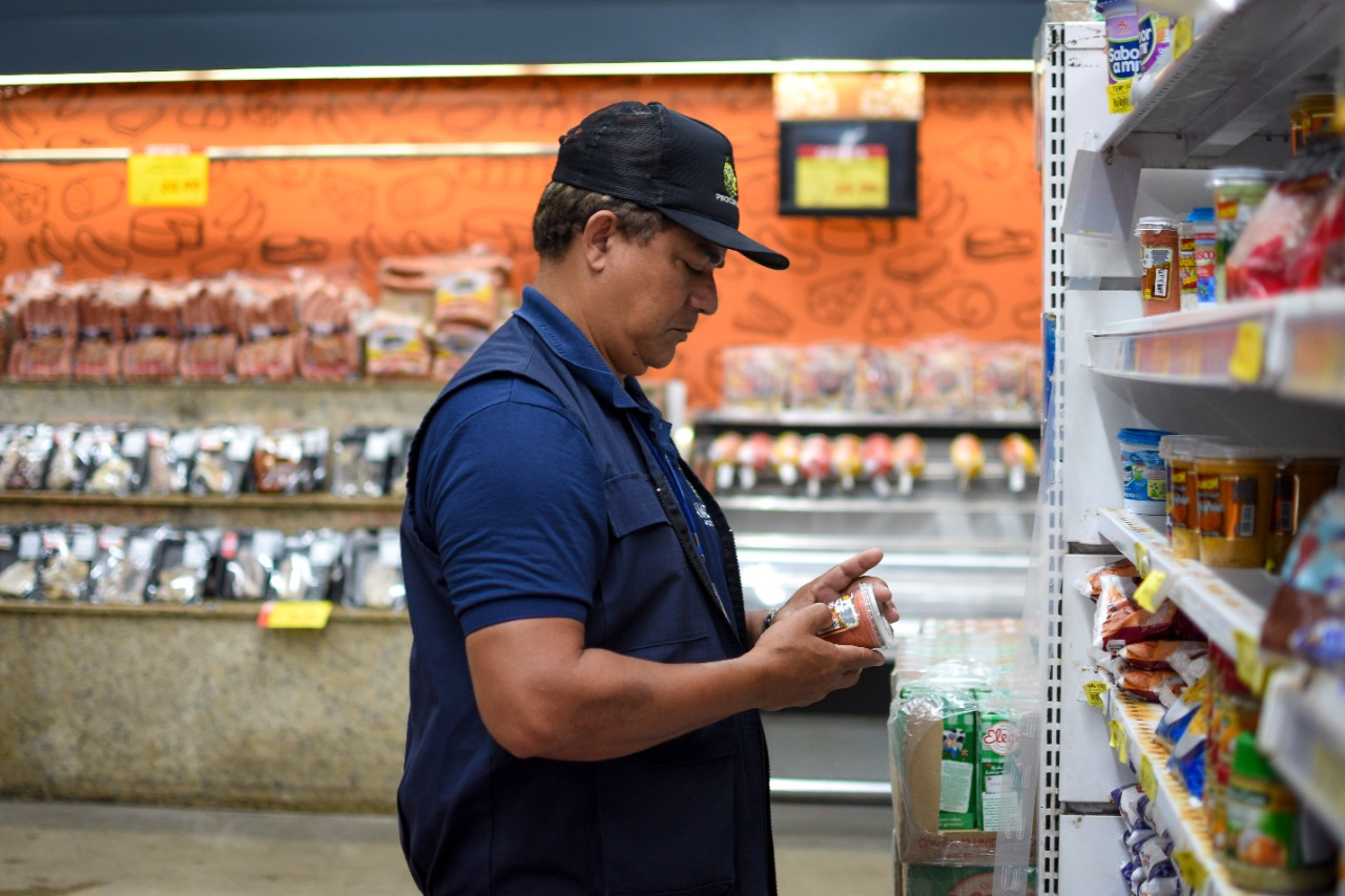Procon apreende 114 Kg de produtos fora da validade em supermercado de Manaus