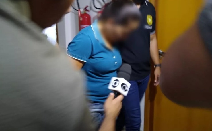 Madrasta confessa que jogou menino de 4º andar de prédio: 'peguei e joguei'