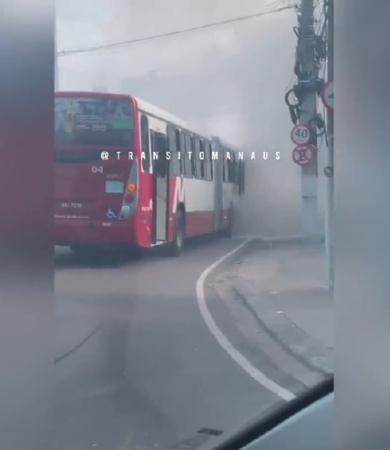 Princípio de incêndio atinge ônibus em avenida de Manaus; vídeo