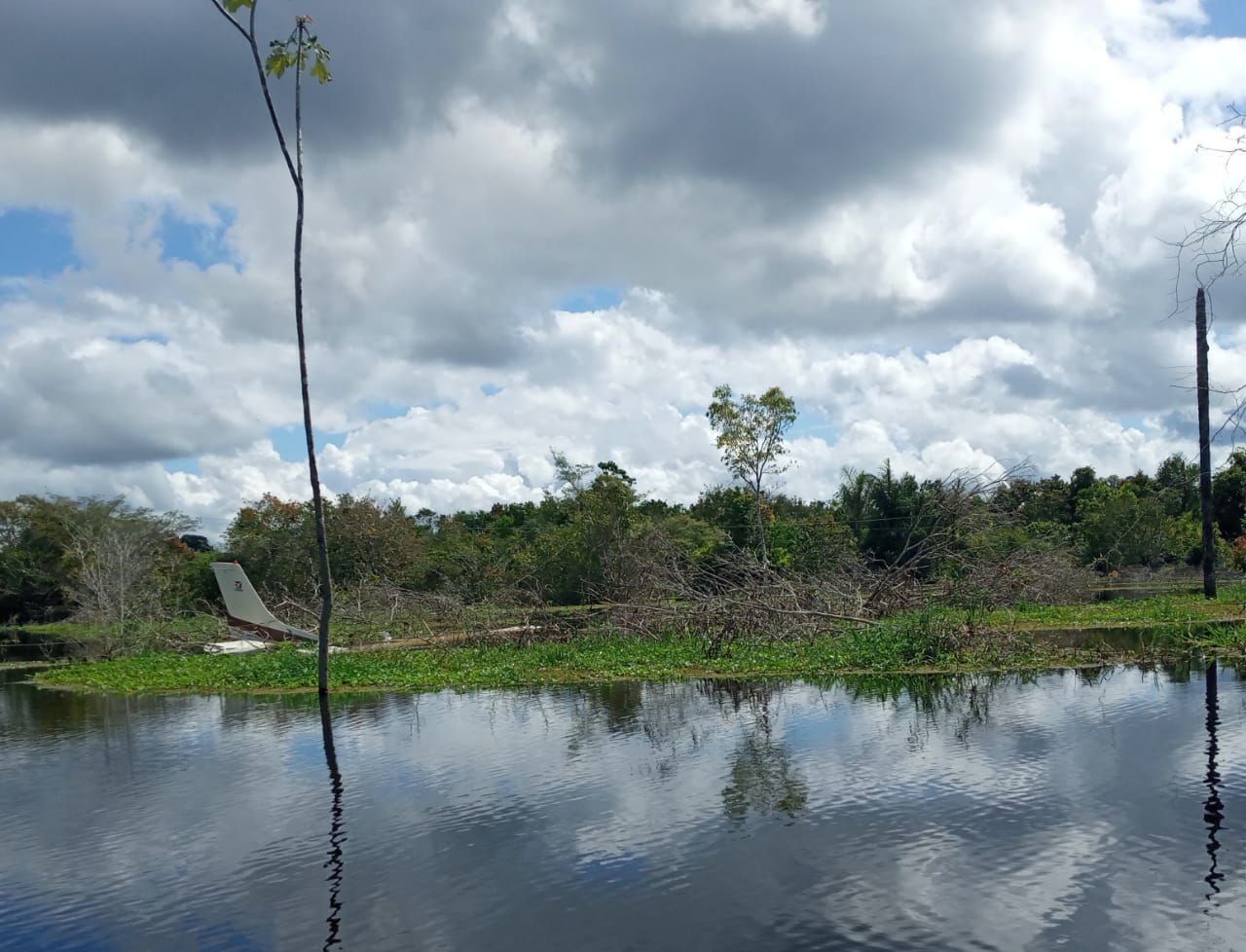 Avião fica submerso após fazer pouso forçado no meio do rio no Amazonas