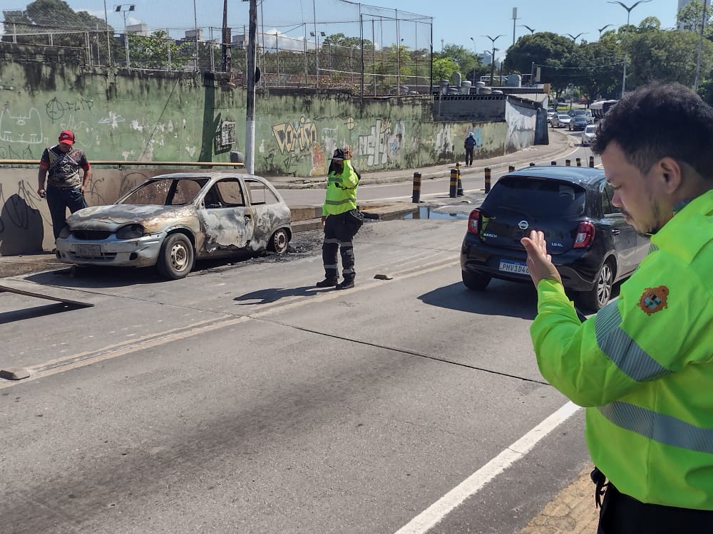 Trânsito na av. Darcy Vargas é liberado após incêndio destruir carro 