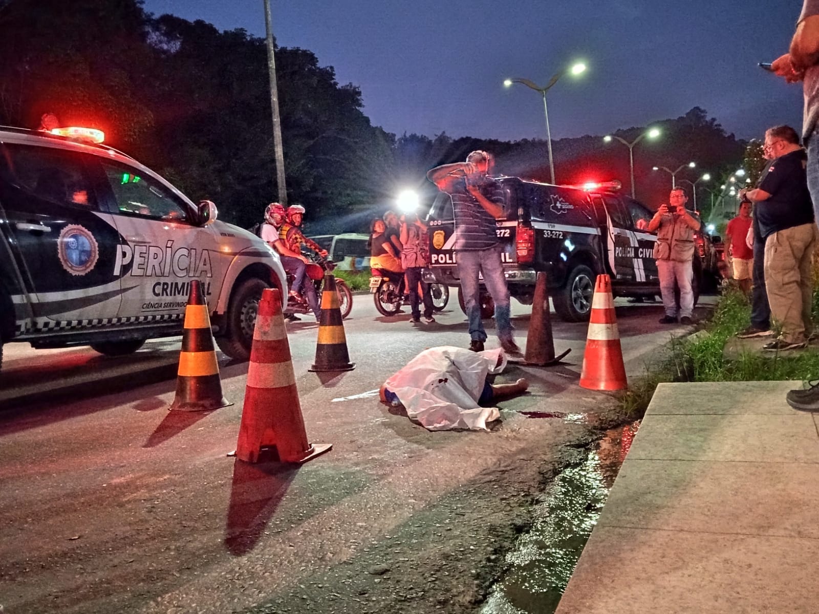 Corpo crivado de balas é desovado no meio de avenida em Manaus