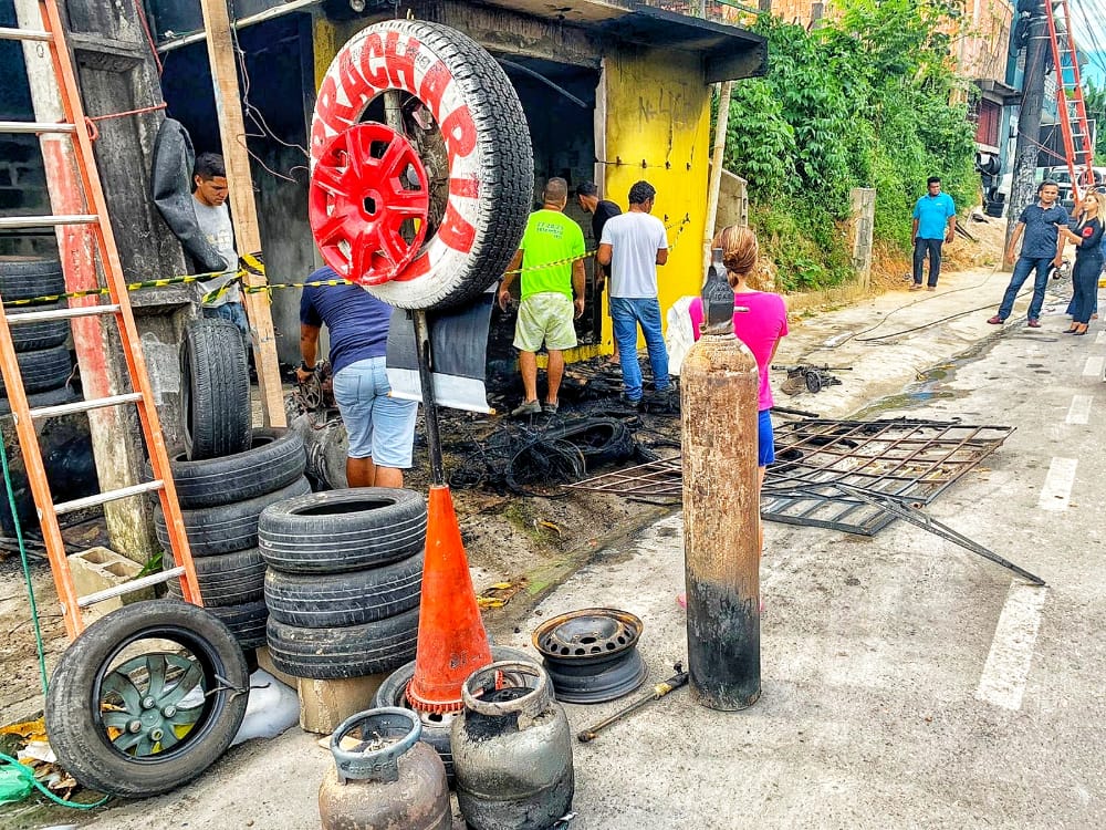 Curto-circuito pode ter sido a causa de incêndio em borracharia em Manaus