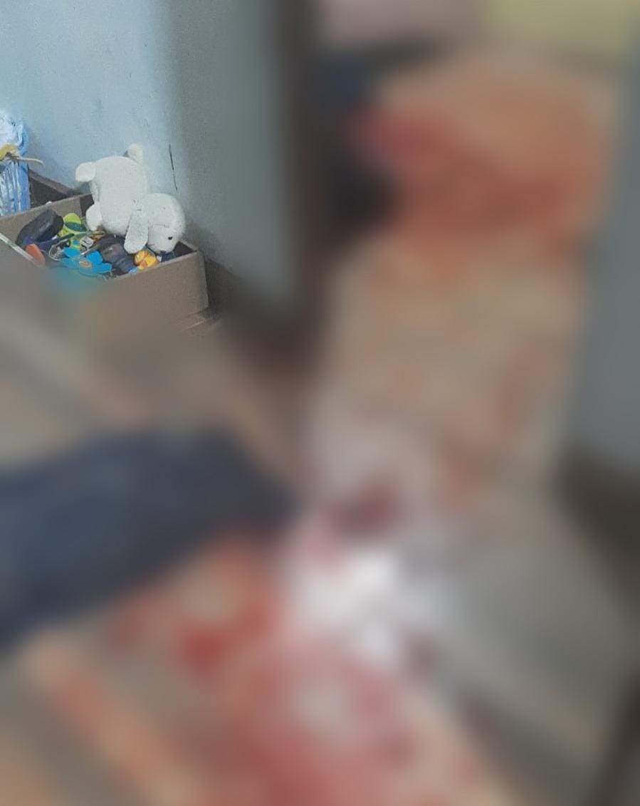 Criminosos invadem casa em Manaus, atiram em homem e deixam bilhete