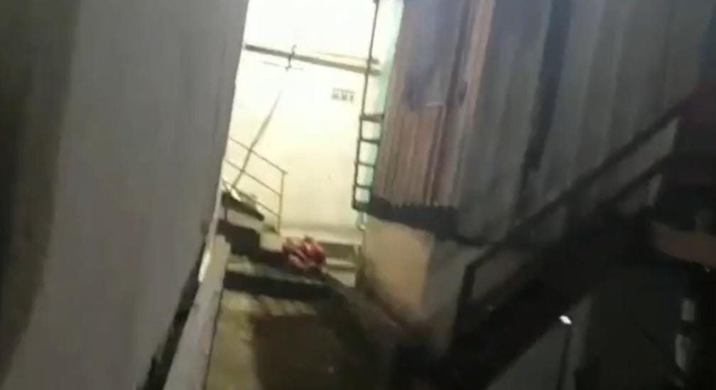 Gritando nome de facção, encapuzados invadem beco e atiram em homem em Manaus