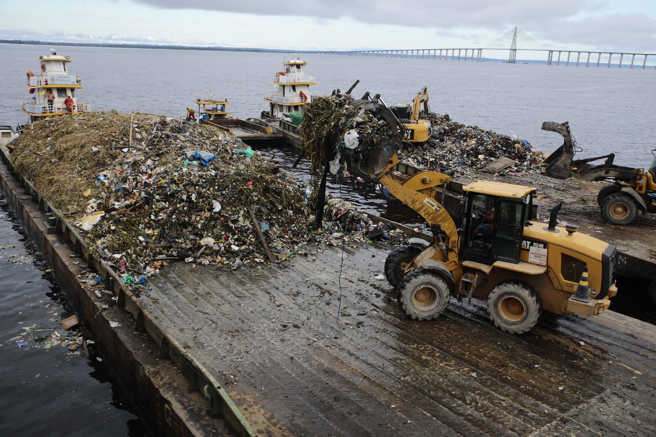 Mais de 500 toneladas de lixo são retiradas de rio e igarapés em Manaus