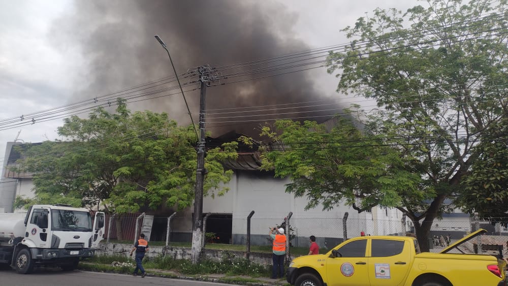 Trecho da Autaz Mirim é fechado e trânsito sofre alteração devido a incêndio em fábrica 