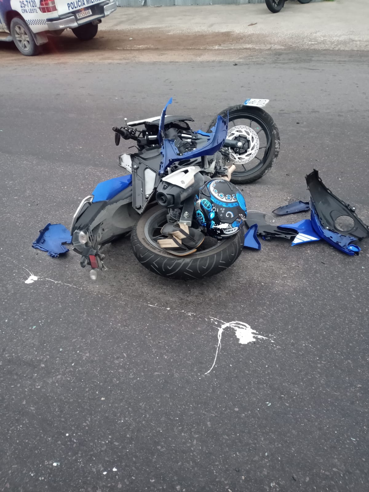 Piloto fica ferido após motocicleta ser despedaçada em acidente em Manaus