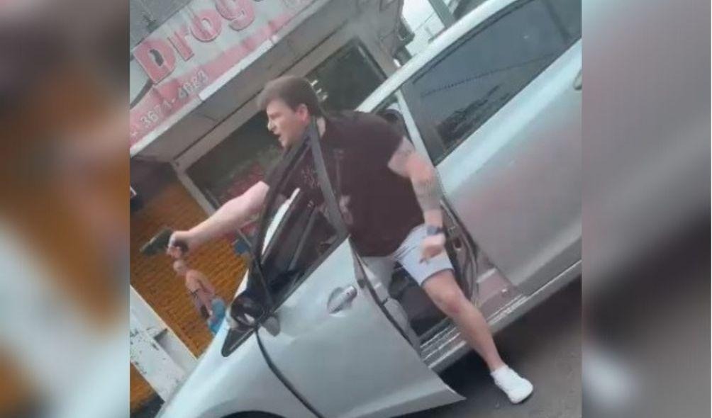 Delegado saca arma para homem em briga de trânsito em Manaus; veja vídeo
