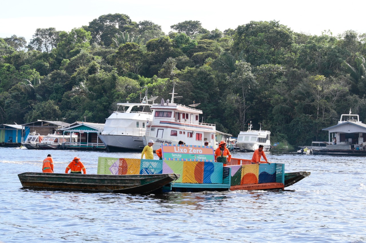 Coletores flutuantes de lixo são entregues para comunidades rurais de Manaus