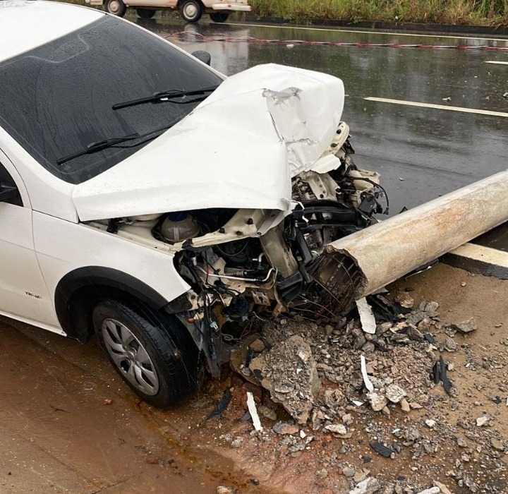 Carro fica destruído após motorista perder controle e atingir poste em Iranduba