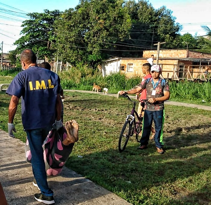 Travesti é assassinada a tiros no meio de praça em Manaus