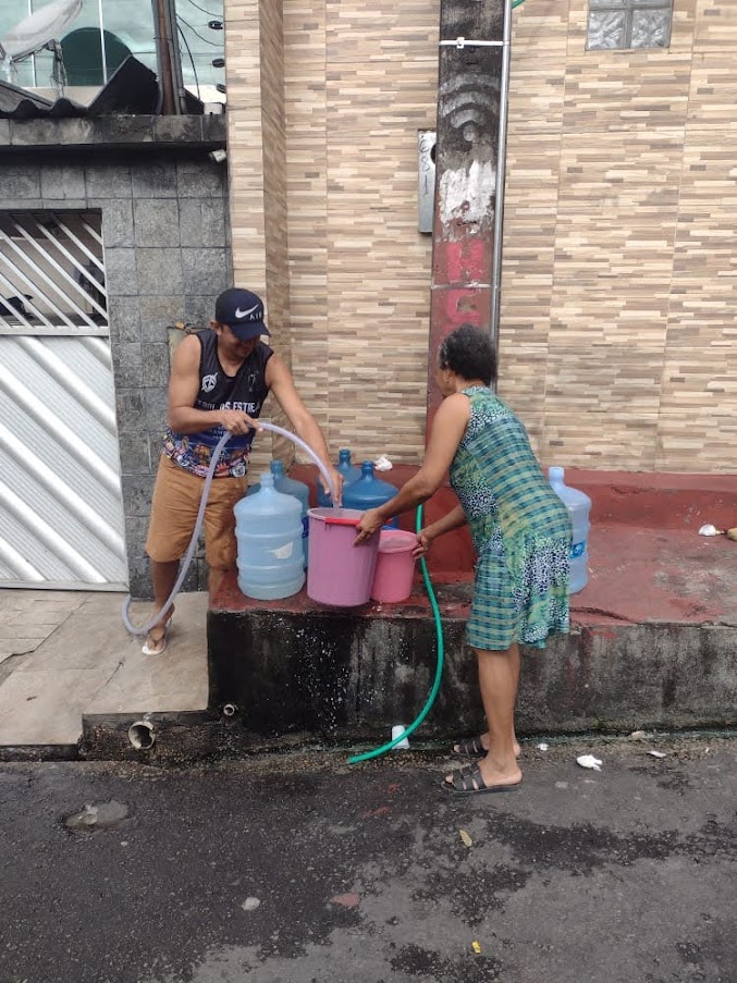 Há mais de 12 horas sem água, moradores se revoltam e cobram empresa em Manaus