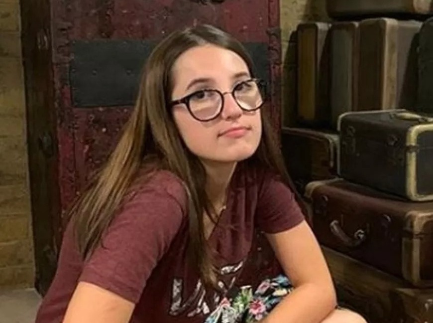 Adolescente condenada por matar amiga com tiro na cabeça ganha liberdade