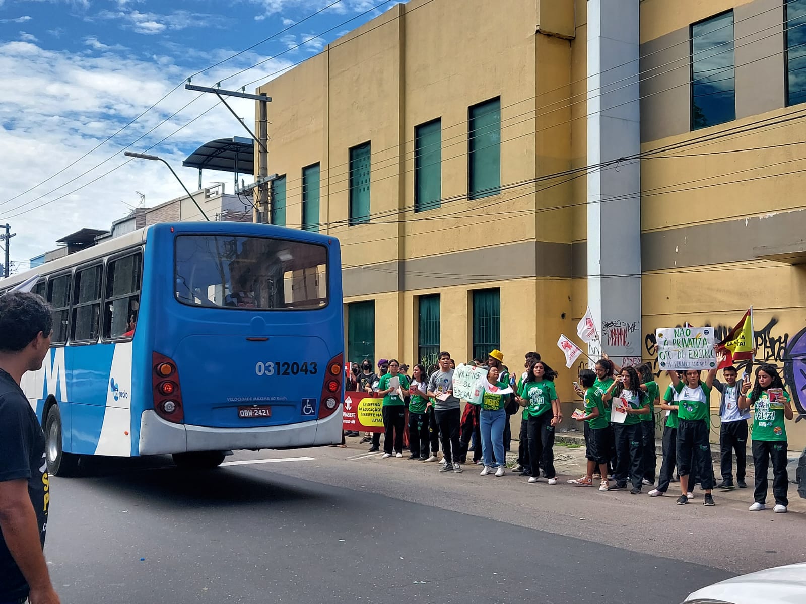 Alunos e professores do Ifam em Manaus protestam contra cortes de verbas