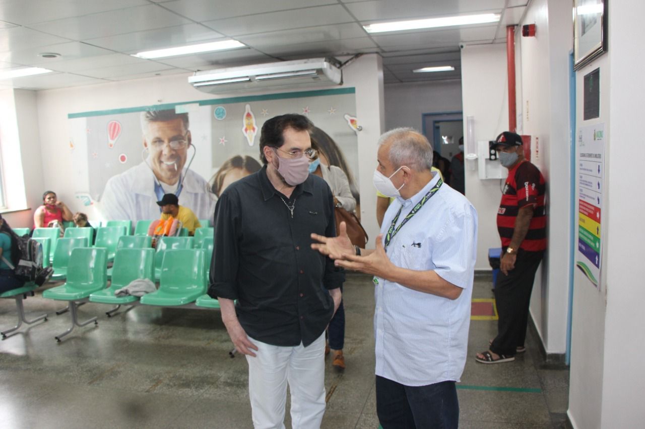 Plínio Valério visita hospital infantil de Manaus e garante investimentos na saúde
