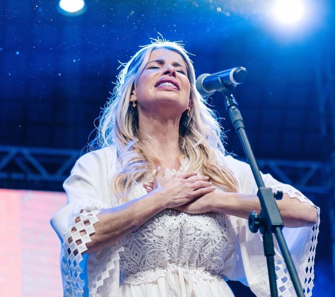 Aos 45 anos, Karina Bacchi anuncia lançamento de carreira como cantora gospel