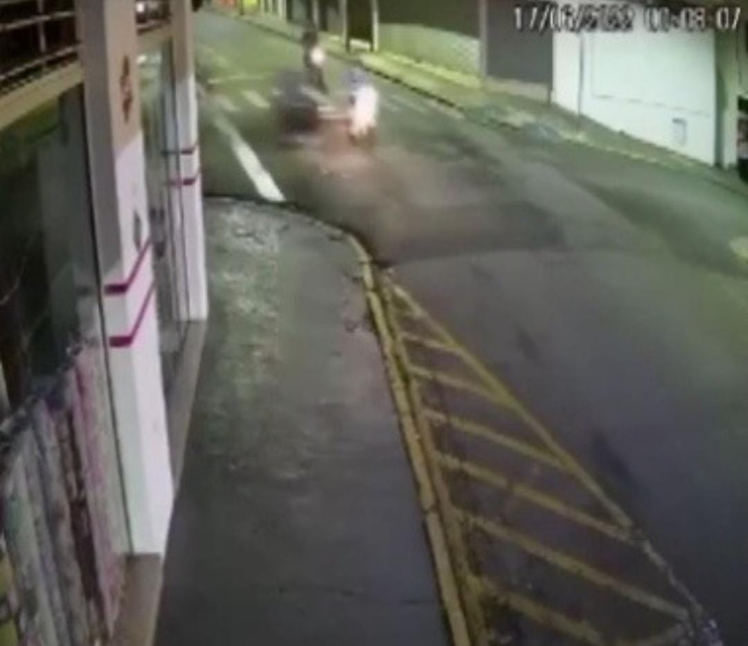 Universitária morre após ser atropelada por motociclista que fugia da polícia; vídeo 
