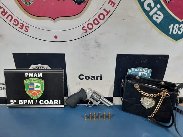 Mulher é presa com arma enquanto planejava assalto a loja no Amazonas