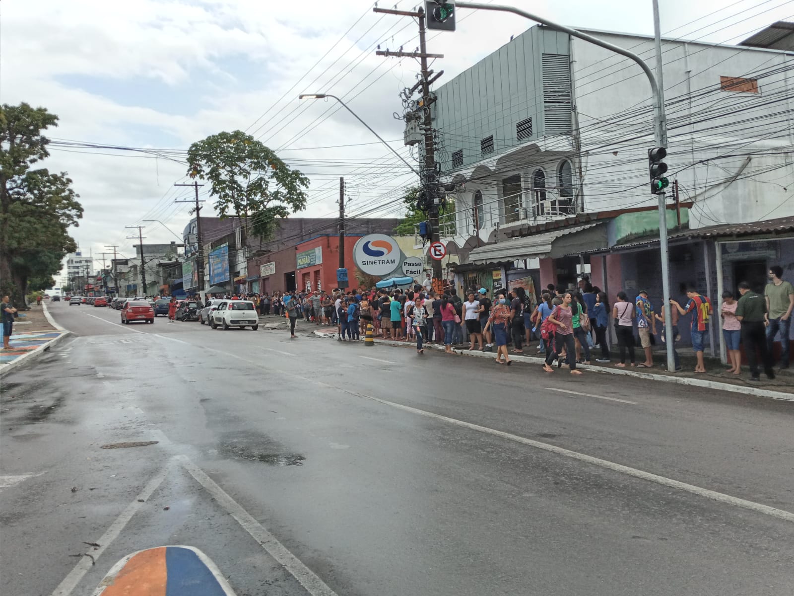 Usuários do transporte público enfrentam fila gigantesca para conseguir atendimento no Sinetram