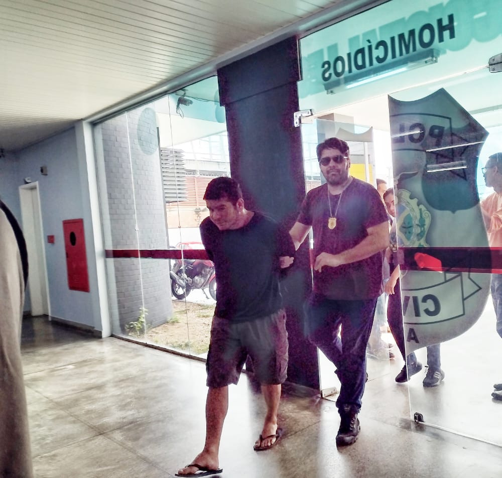 Professor de dança teve faca cravada no peito pelo namorado; relação de 5 anos era marcada por brigas