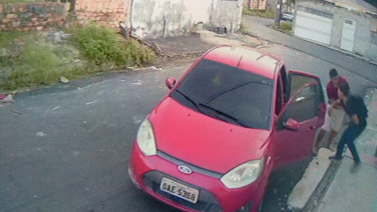 Pedestre é assaltado por trio em carro em Manaus; Vídeo   