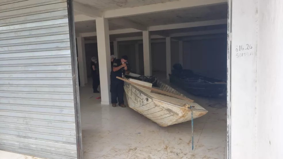 Lancha de Bruno e Dom passa por perícia em Atalaia do Norte